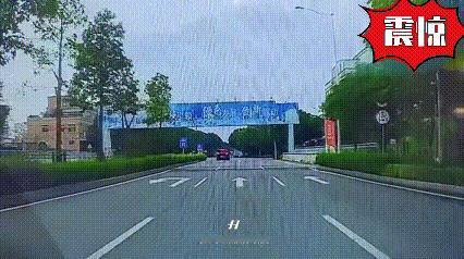 快一辈子。
人往蓝色袋子里一装，这一生就结束了。
交通安全警示教育视频，地点疑似