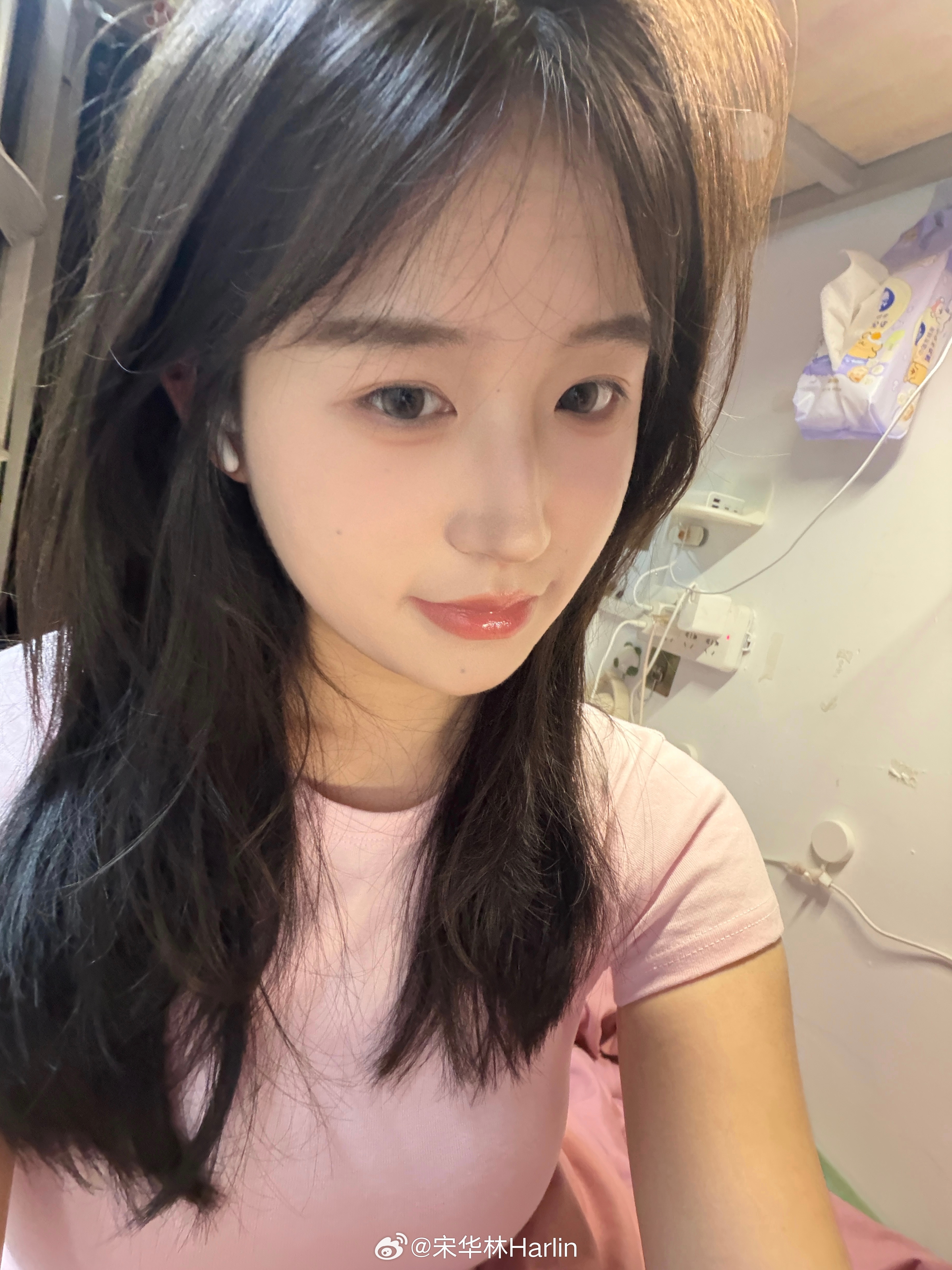 明天小女孩来上班了，这是我找的第五个助理，大家觉得怎么样