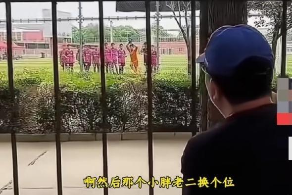 全世界足坛估计也只有中国能发生这么奇葩的事。

足球场上，孩子们刚刚在欧洲捧起奖