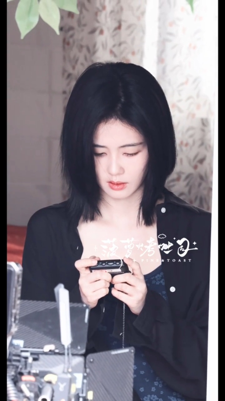 无奖问答 茸毛知道韵娜手里拿的是什么吗