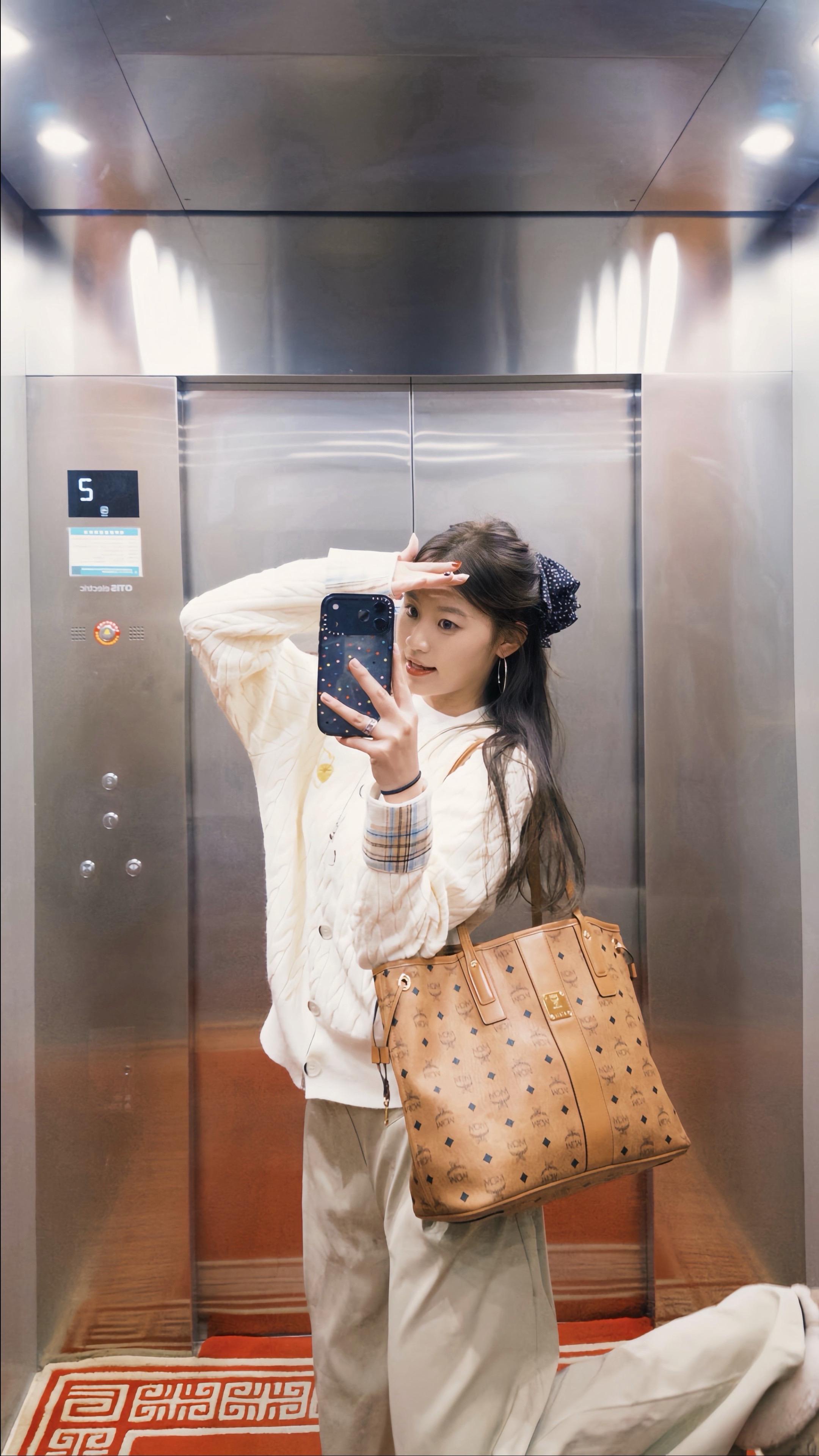 我想要做一个淡淡的人 见花见树爱细小的具体 也爱盛大的无垠