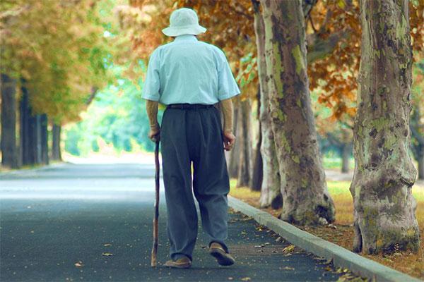 爷爷90岁了，这两天，他连着摔了两跤，接到电话赶过去，看到他后脑勺和脸上都磕破了