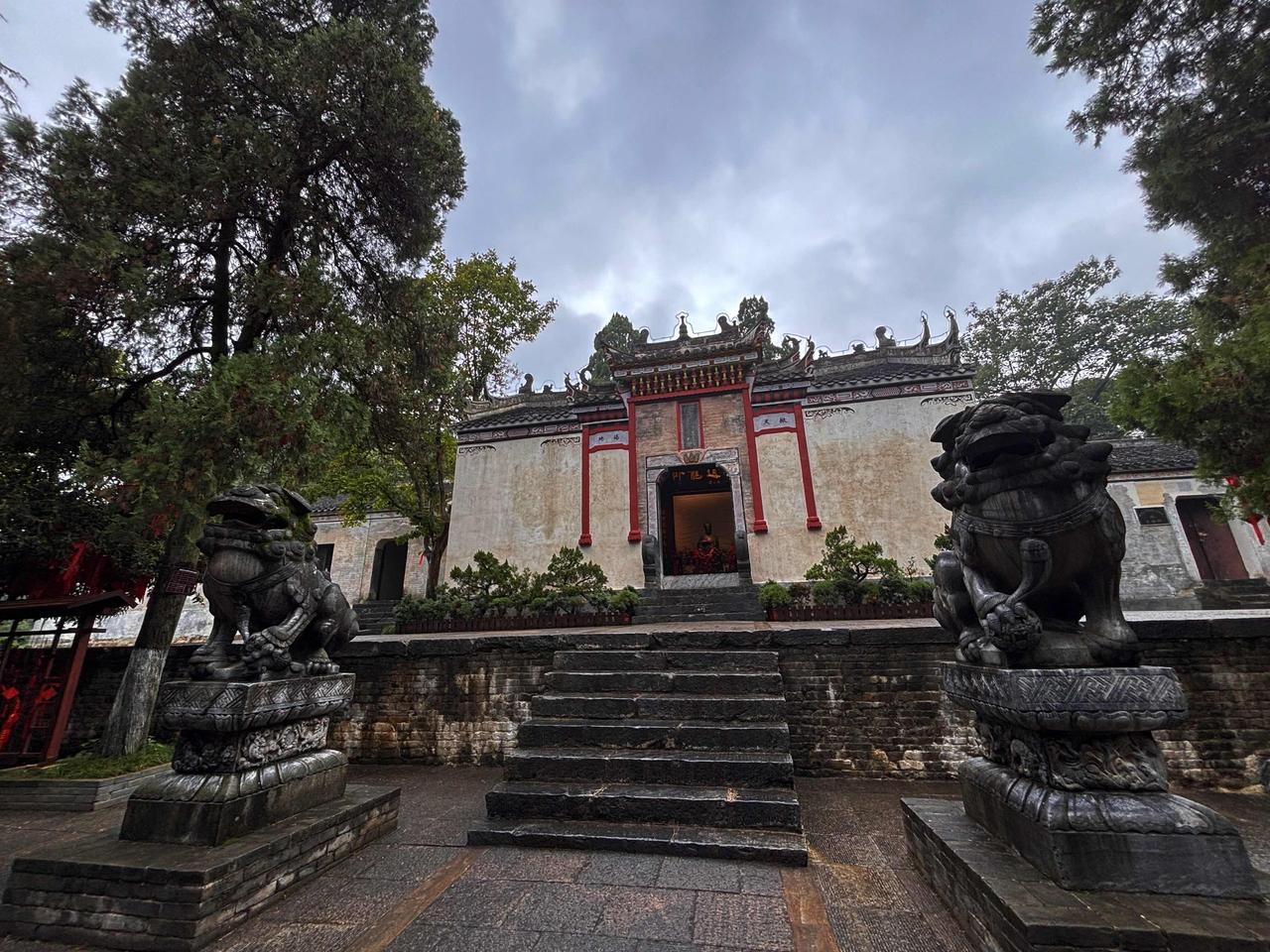 古隆中武侯祠，晋朝传下的一炷香火

古隆中武侯祠始建于晋朝，祀奉诸葛亮，现存清代