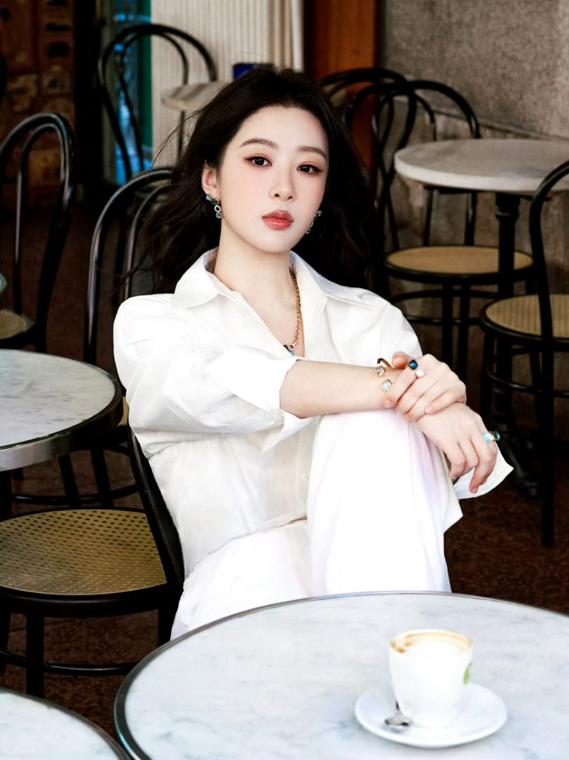 杨紫杨紫董竹君 杨紫杨紫玉兰花开君再来 平凡的一天因你而变得不同。