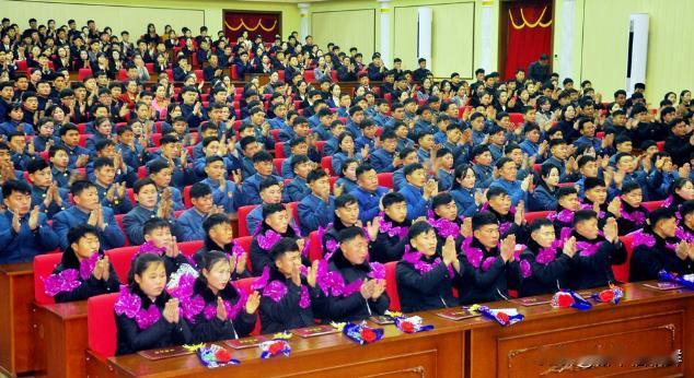 黄海南道青年志愿奔赴自立经济发展的前哨基地——煤炭战线

各地青年们给使党的九大