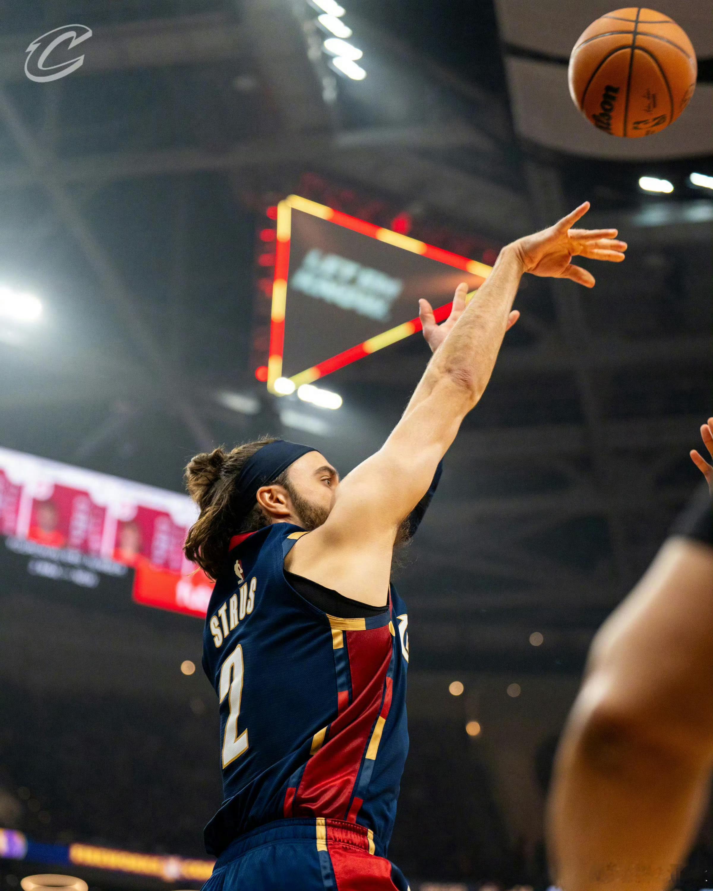 季后赛里，核心稳定输出是基本盘，但想赢球，每场都得有角色球员站出来。湖人的肯纳德