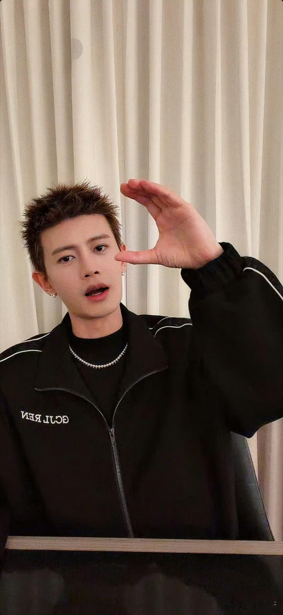 边干活边看完了任嘉伦的直播，
说实话挺伤感的，财神爷的时候也挺高兴的，听他讲到最