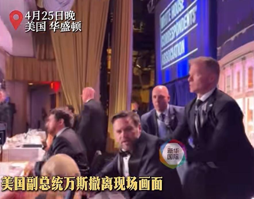 刺客变“菜鸡”？从特朗普遇袭看美式荒诞
大家都说美国总统水平不行了，其实现在的刺