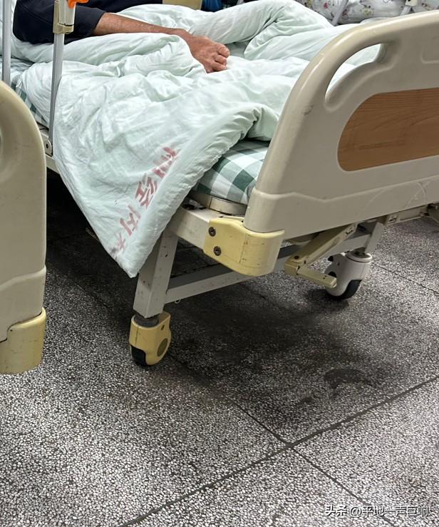 张叔无儿无女，一辈子独自生活。

去年某一天突发急病被邻居送进医院，一住就是好些