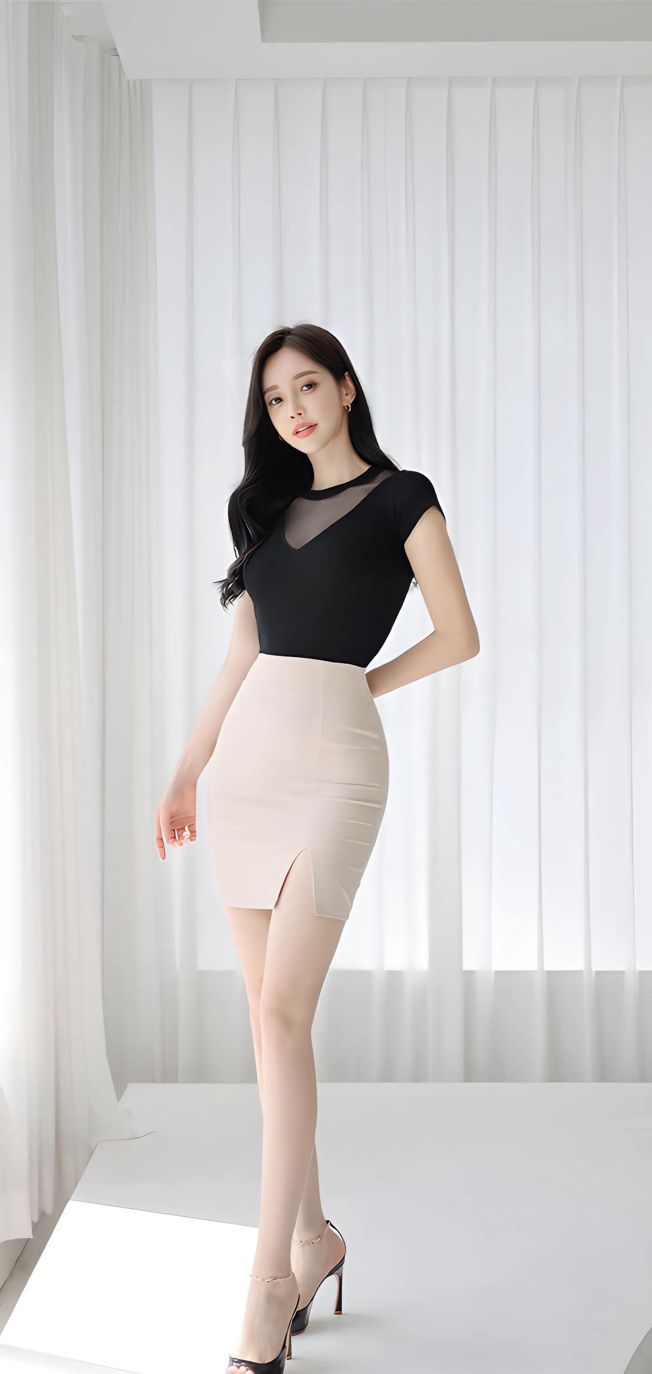 优雅黑裙搭配米色短裙，尽显时尚魅力！