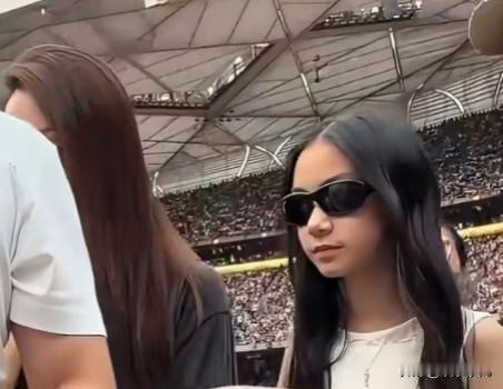 戚薇11岁女儿身高


戚薇11岁女儿身高差不多160，她和戚薇一样戴副墨镜非常