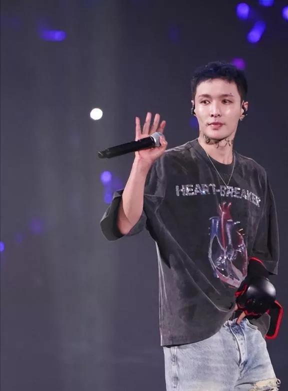 他不喊苦，不摆谱，演个程序员能让人看完心里发酸。
没一句台词，眼神也能劈开整个屏