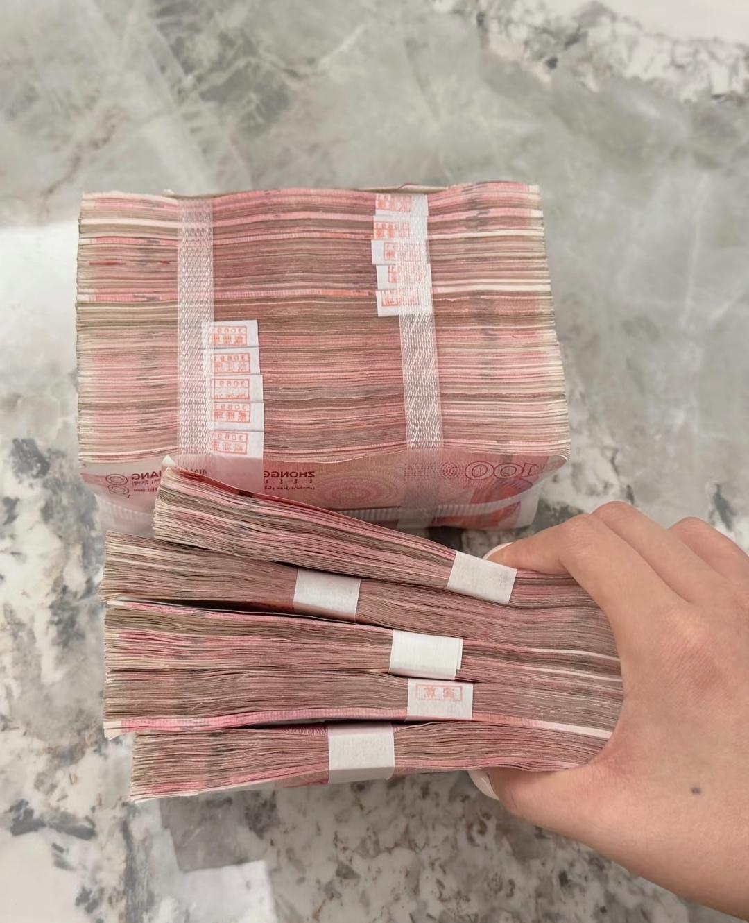 最近黄金和油价的波动让不少人乱了阵脚：黄金从5000美元/盎司跌至4252美元，