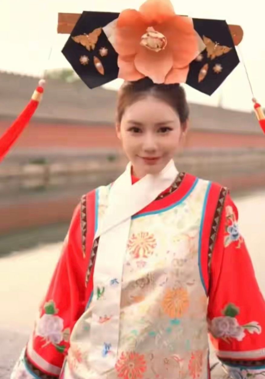 马筱梅穿格格服，打卡北京景点，分享北京美食，京味十足 