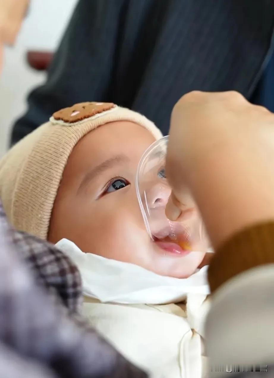 凯凯真是个天使宝宝，喂药不哭，睡醒不哭，见人就笑，喜欢爷爷抱着遛街[大笑]
四个