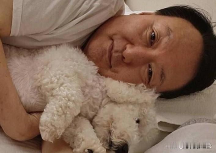 撒泼打滚耍无赖！尹锡悦脱掉囚服躺地上拒捕，玩起小孩子的把戏，也不再顾及自己前总统