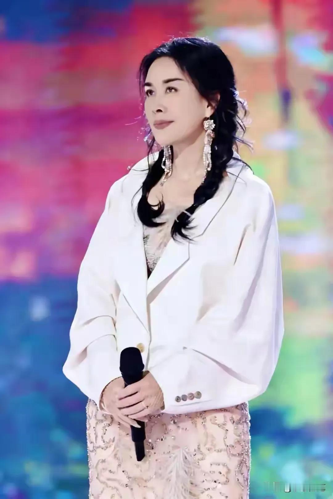 58岁的那英逆生长，以前觉得她长得跟美貌不沾边，现在年纪大了，反而长得更漂亮。