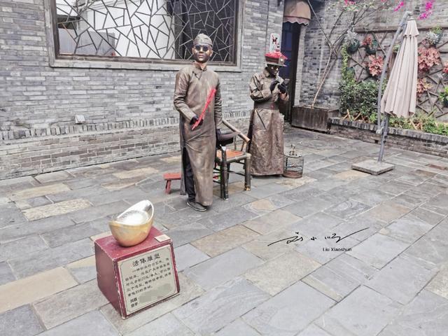 实拍成都宽窄巷子里的街头艺人，赚钱太快，游客忍不住说出两个字？

相信对于很多游