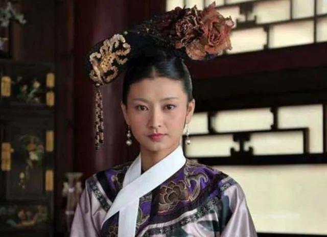 一次，导演看了斓曦的照片说：这个女孩，给我找来，我一定签她！没想到，导演见到斓曦