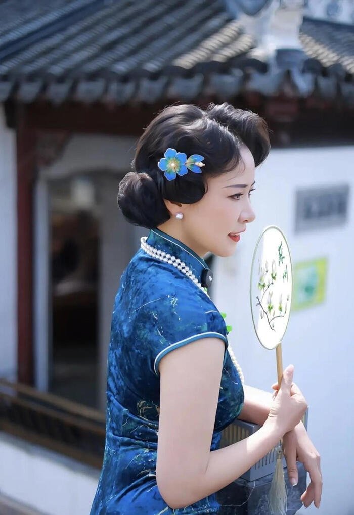 郭涛携小17岁妻子拍民国照。有网友拍到郭涛穿着羽绒马甲配牛仔裤，妻子李燃一身深蓝