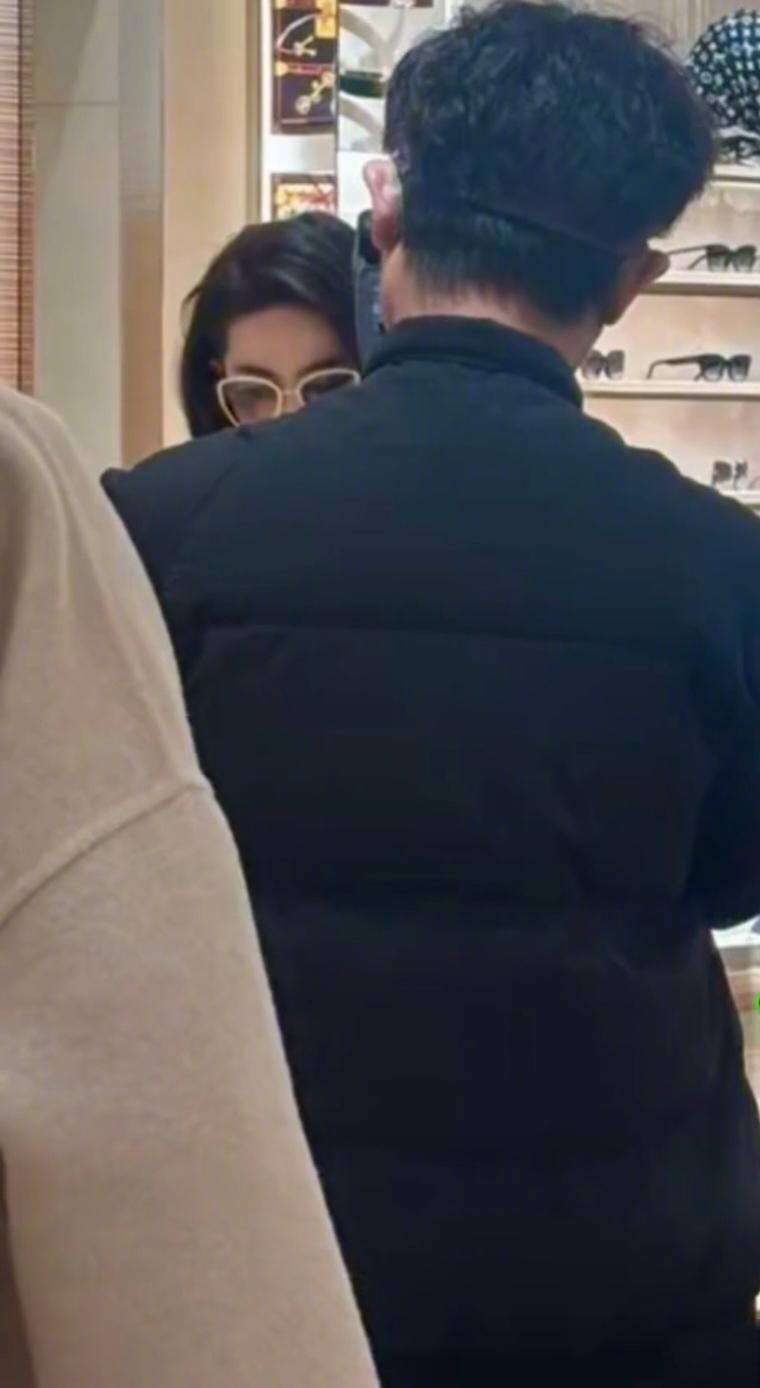 商场邂逅刘亦菲，模糊画面难掩绝美容颜

近日，有网友在商场购物时幸运偶遇刘亦菲，