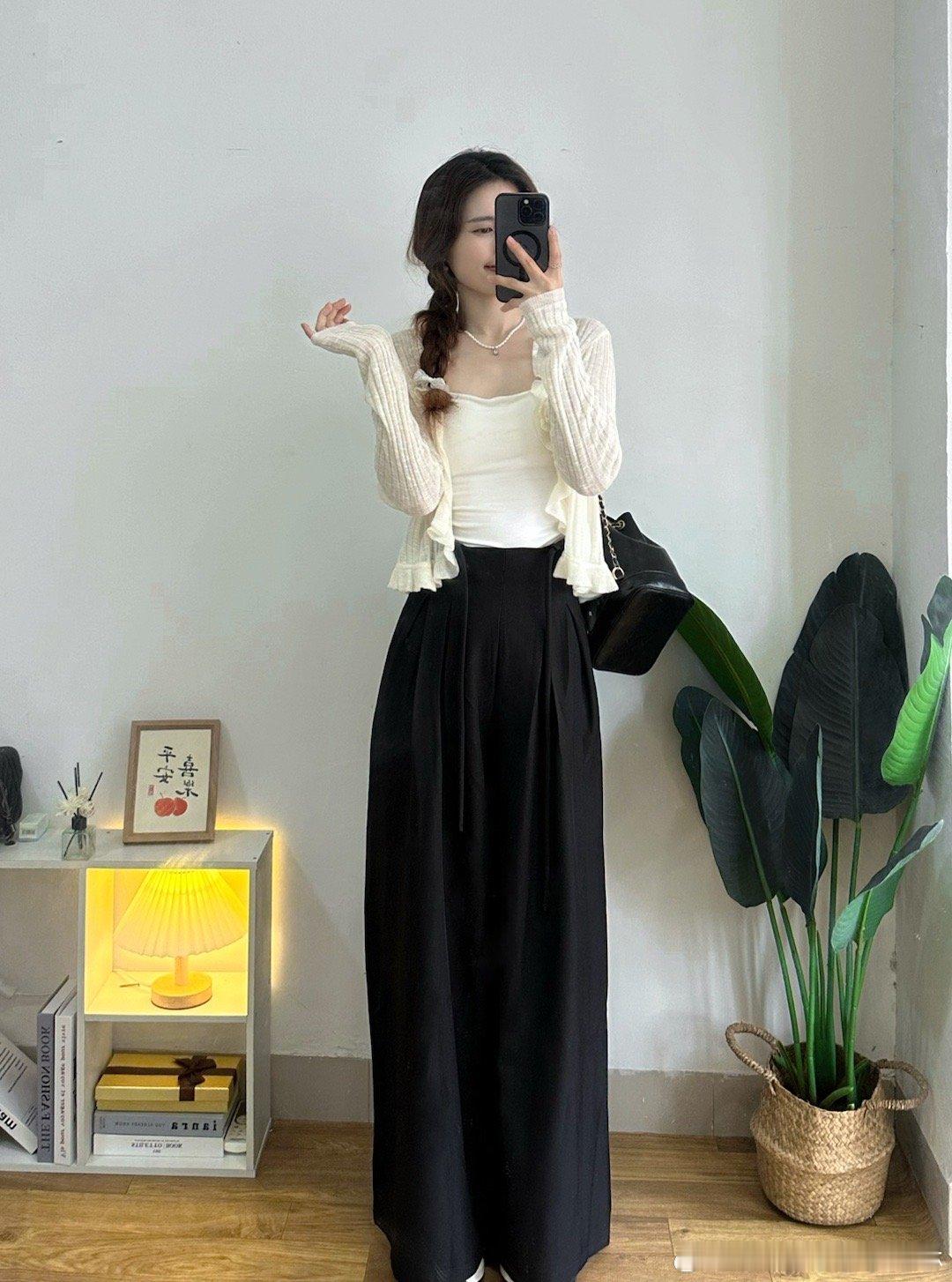 6/12，早10上新[心]上次给你们预告过的一条腿长2米的裤子，面料是西装面料，