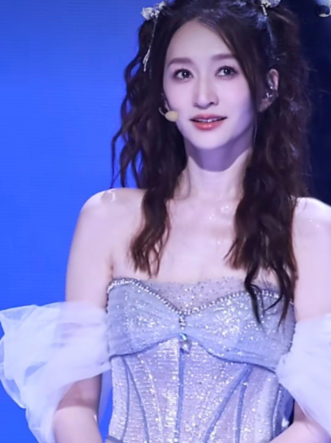 钟汉良送考人是李小冉难怪李小冉这几步这么眼熟我说这几步怎么这么眼熟找到原因了，哈