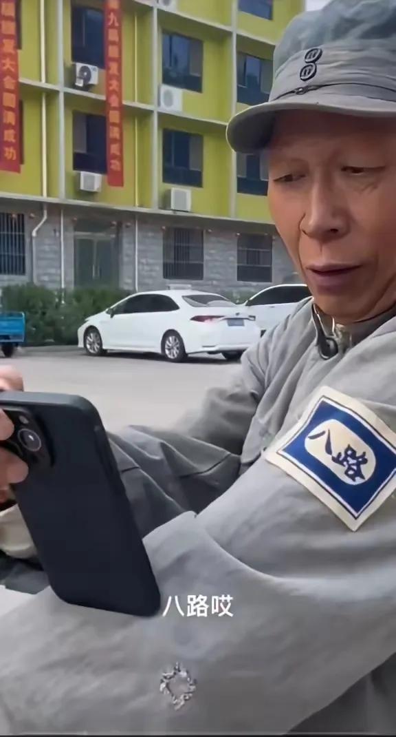 演了一辈子坏人的他，也想改变一下形象，看看能不能演一回好人？不过多少还有点不习惯