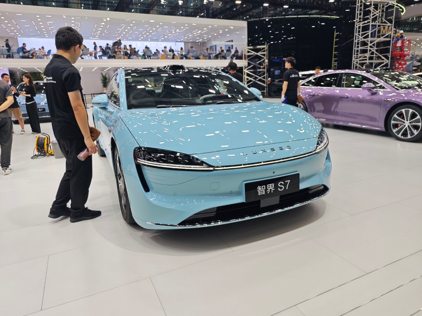 智界S7  新颜色，你们觉得怎么样？ 