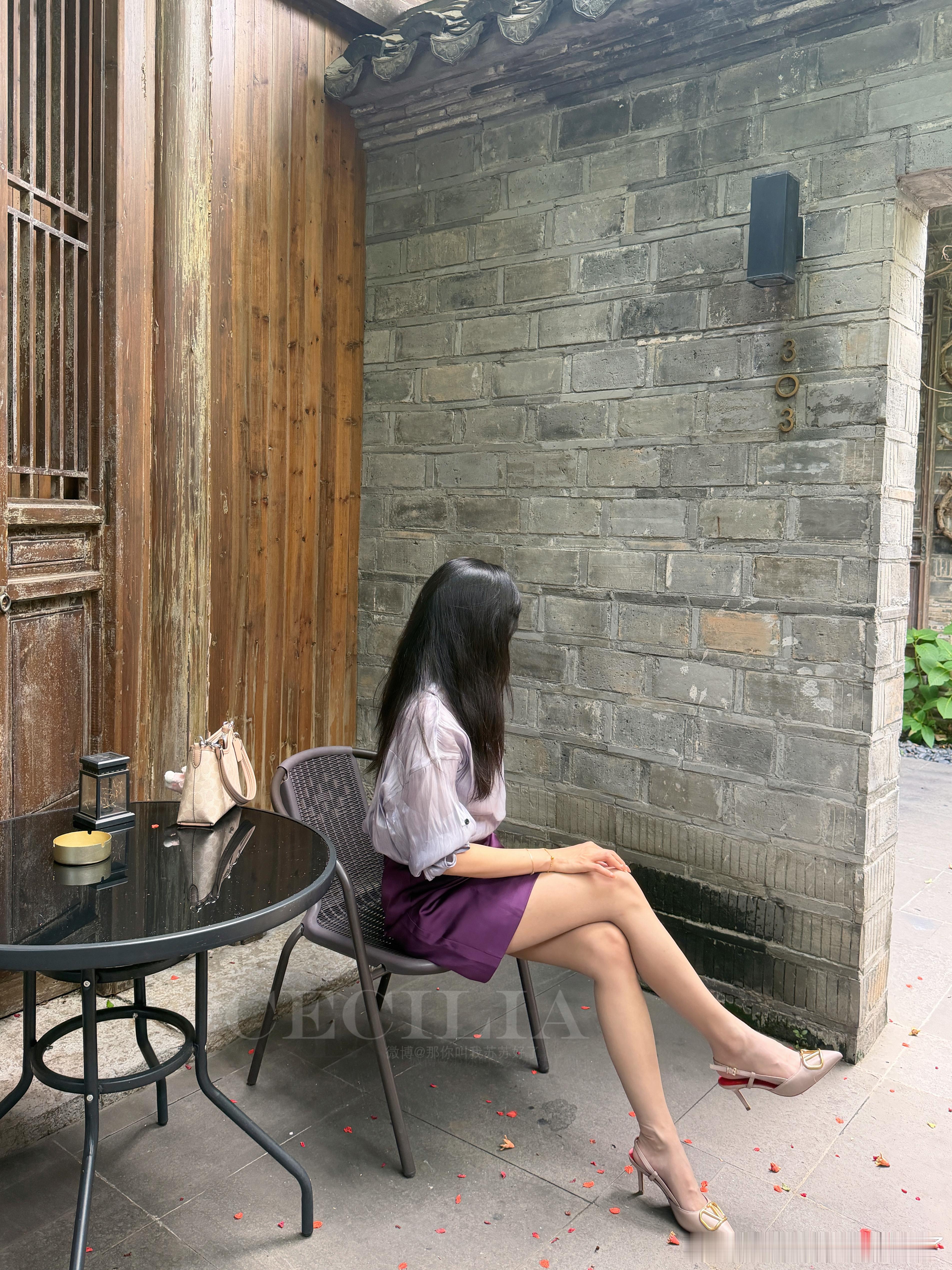 巷子里风很轻 适合发呆 你们周末都窝在家里还是出门乱逛～穿搭分享今天穿什么oot