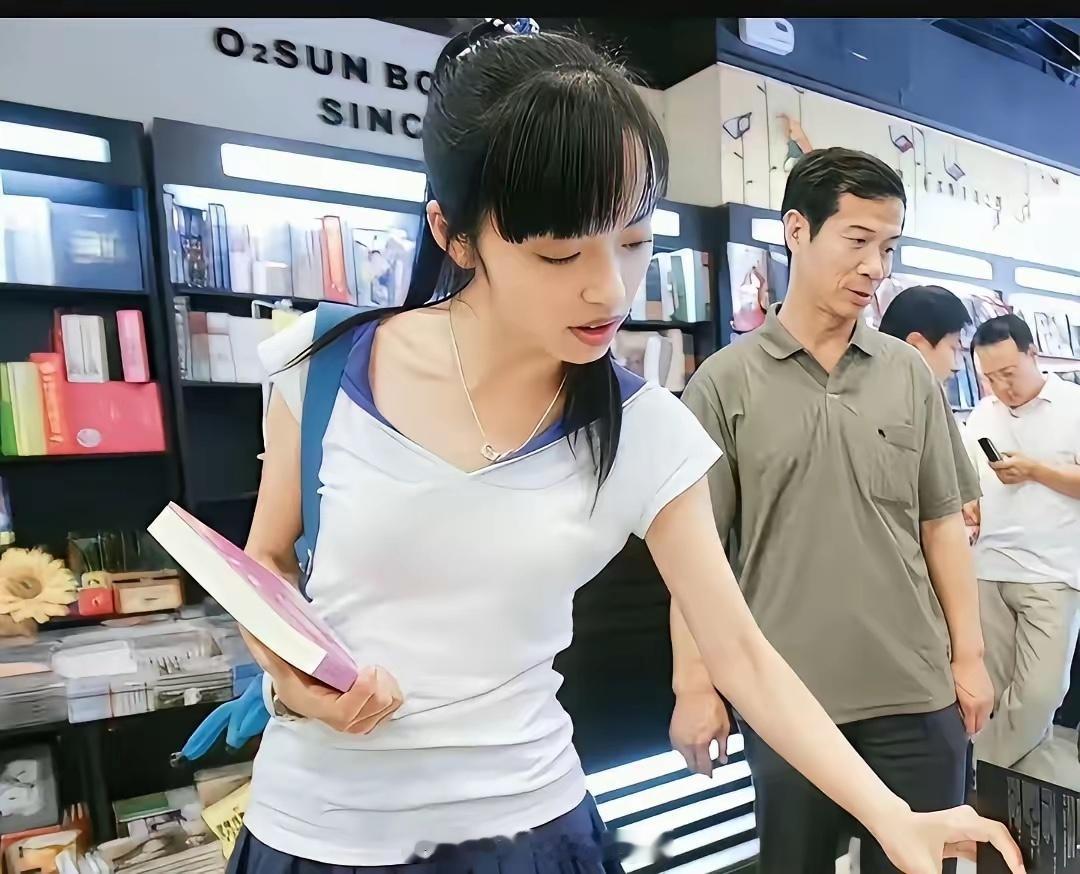 看完姚晨27年前美若天仙的大学照，才知凌潇肃为何对她一见倾心。 