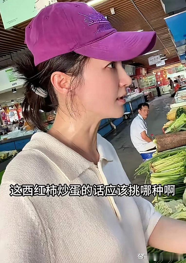 44岁姚笛在浙江逛菜市场，镜头里的她肉眼可见的消瘦，人变得很小一只。 