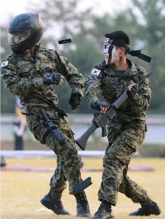 韩国这K2步枪打的零件四飞，也不比印度货好到哪去