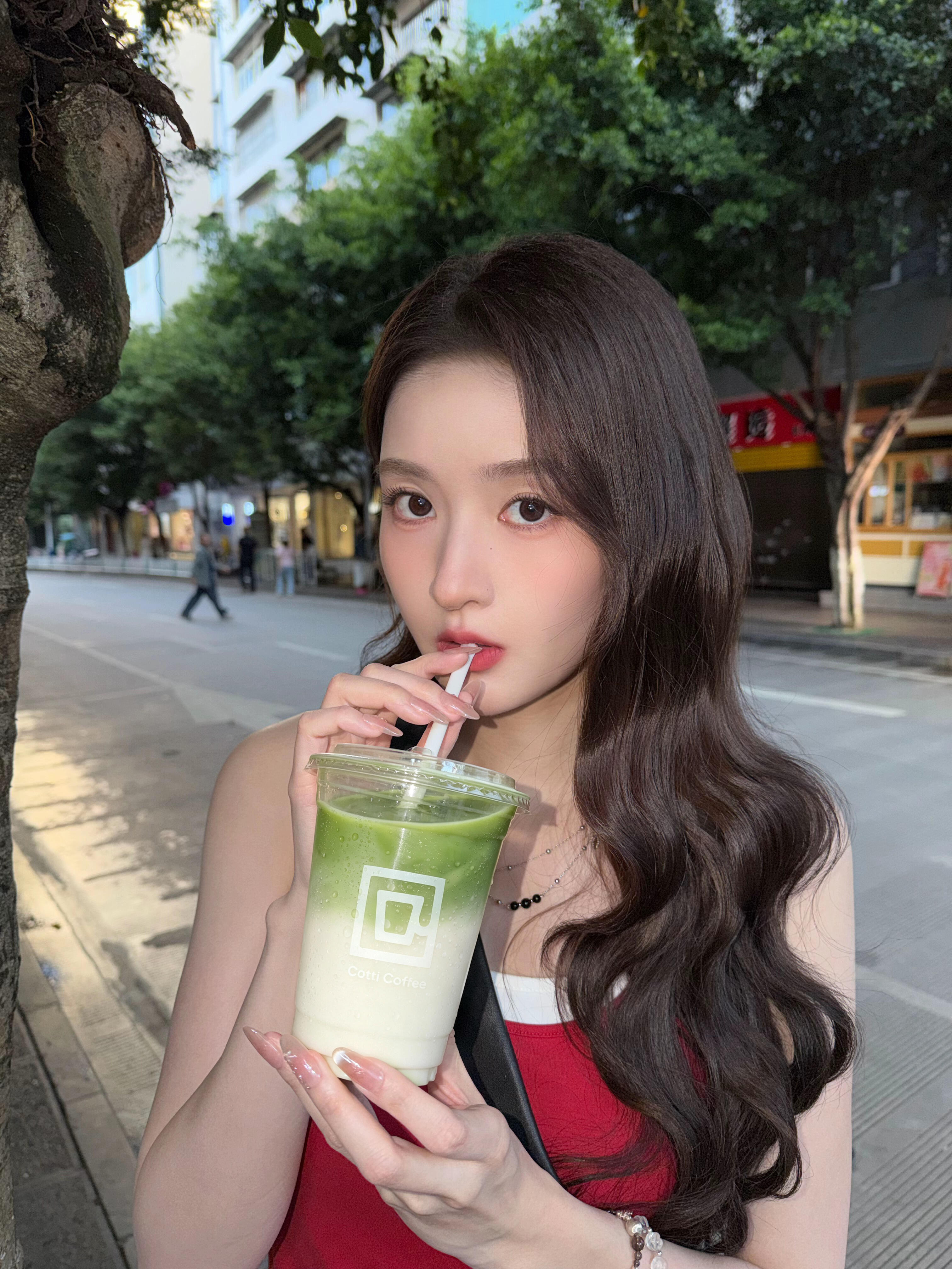 王玉雯七夕在剧组给女孩们送花王玉雯七夕请剧组喝奶茶做王玉雯剧组的女孩也太幸福了吧