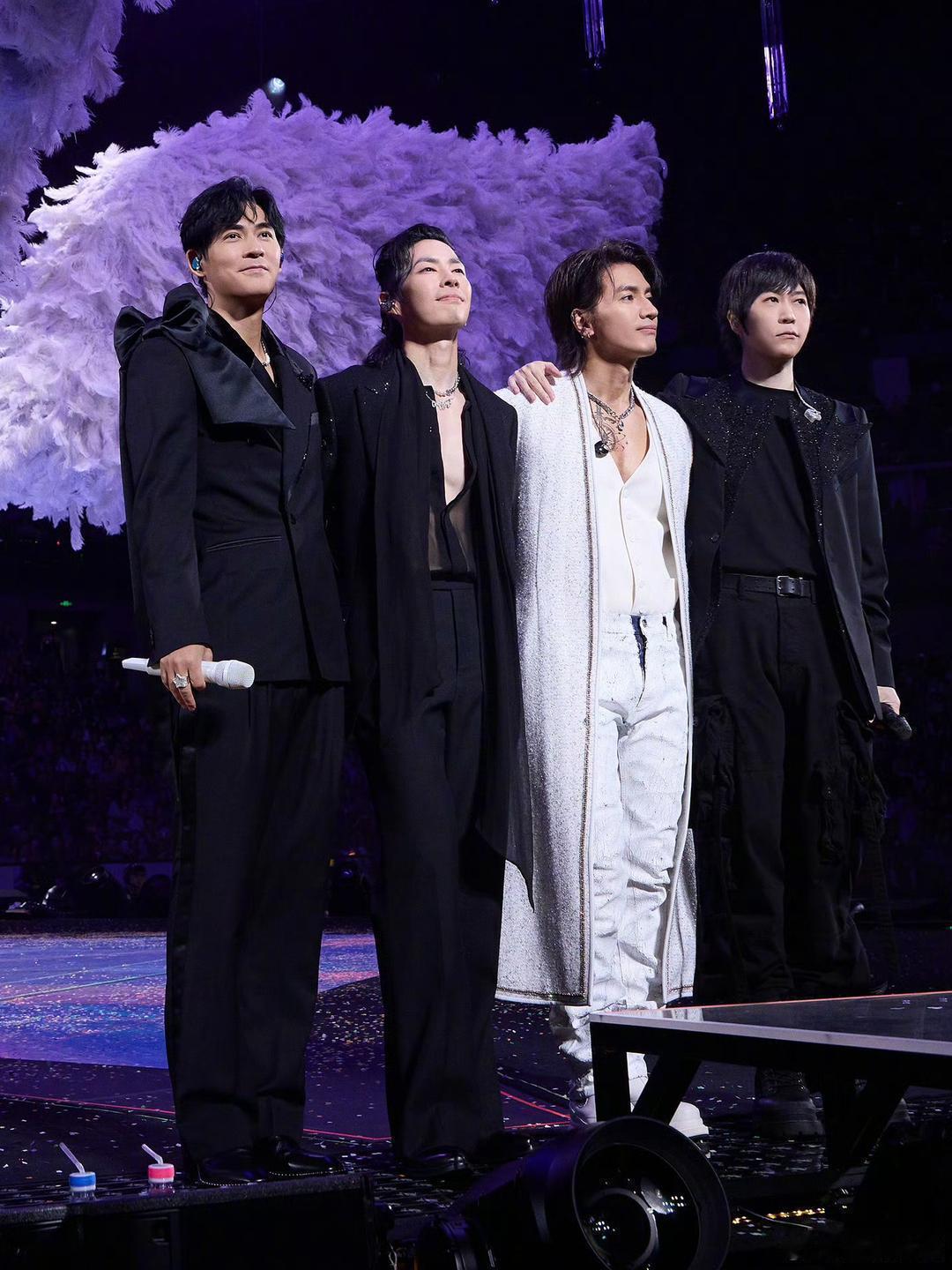 阿信摔下舞台 上海“FFOREVER 恒星之城”演唱会表演歌曲《派对动物》时，5