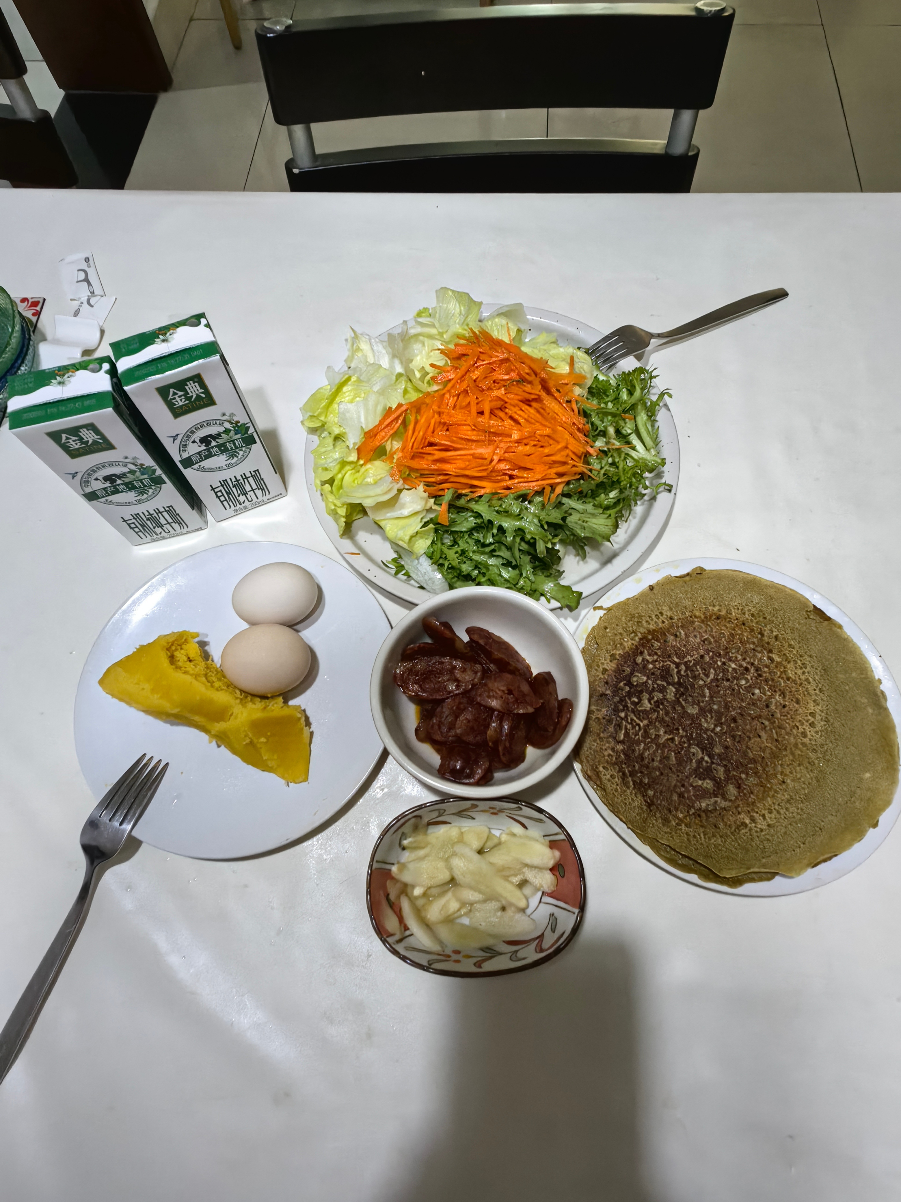 今天的荞麦面煎饼，加了牛奶和鸡蛋，还是没有小麦面粉煎饼好吃。喵奶奶说总比药好吃，