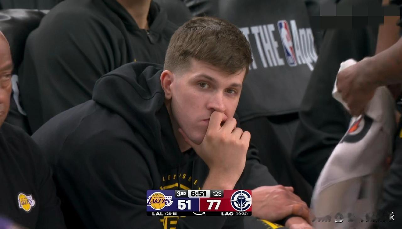 湖人超级后卫里弗斯真是极其的失落！在今天进行的湖人和快船的焦点战中，当时比赛进行