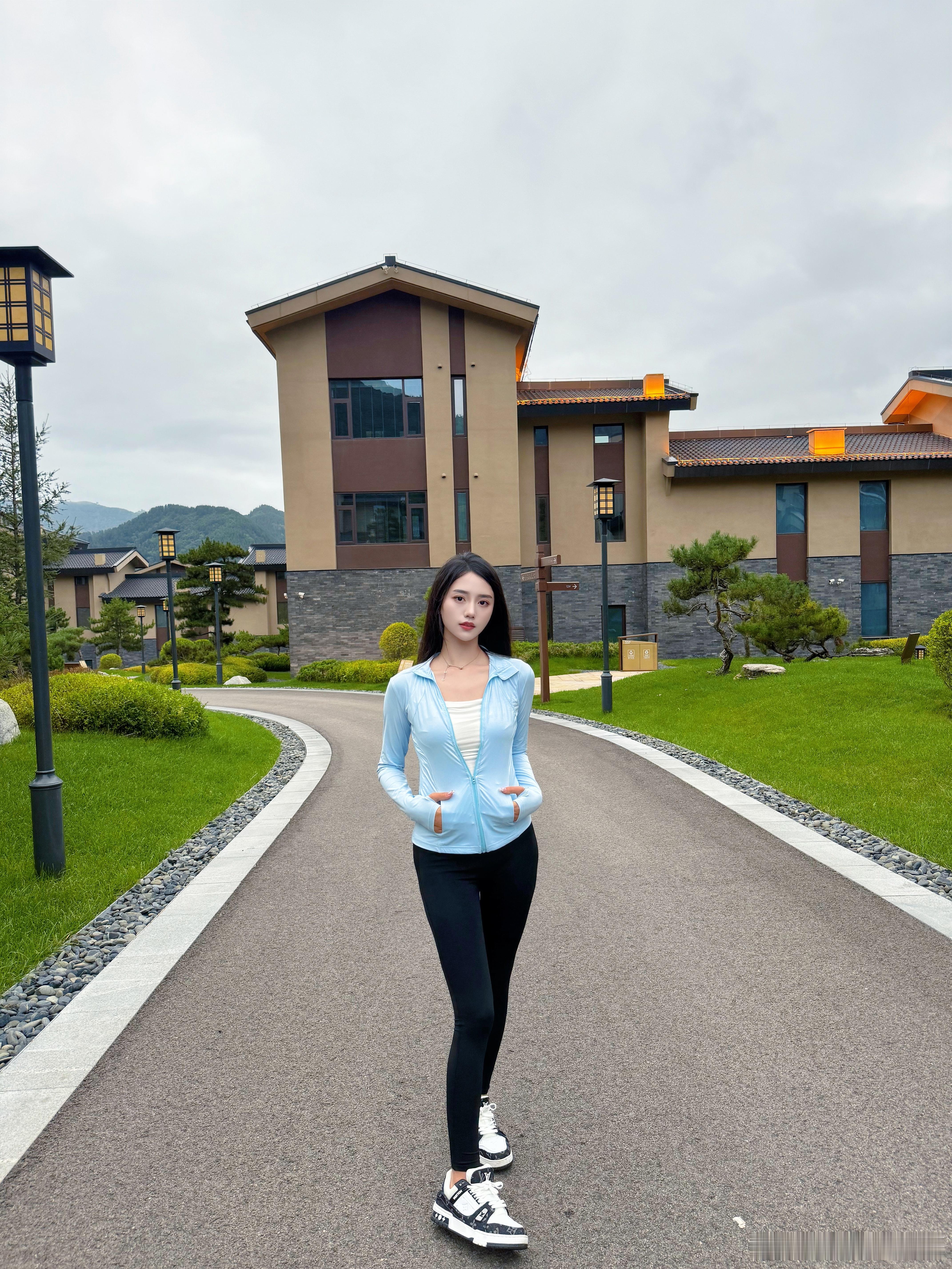 我也看不清我自己，有趣也无趣，乐观也悲观，极其矛盾又顺其自然，我没法和任何人解释