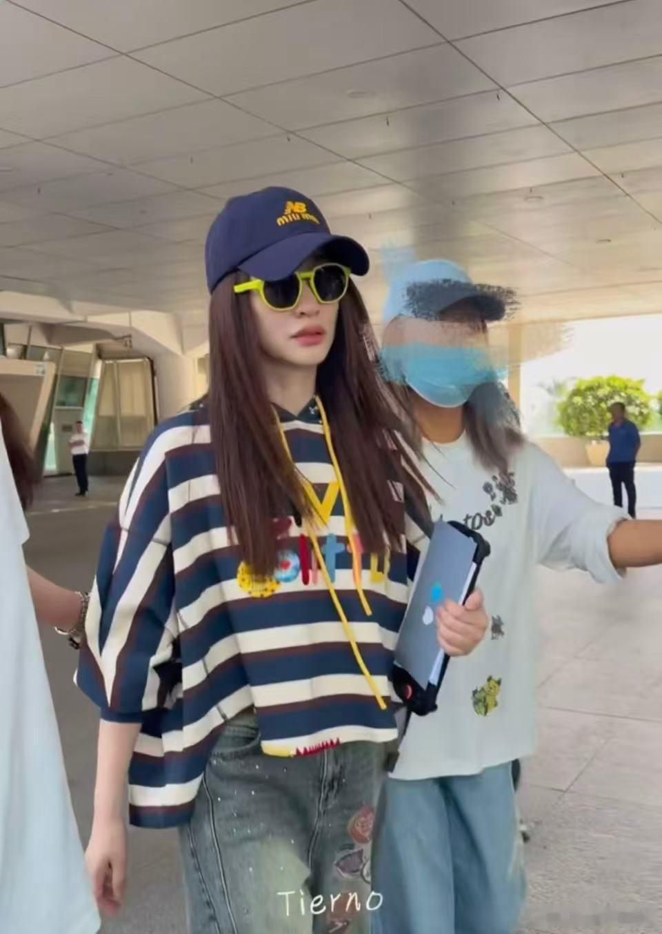 李小冉离婚后首现身李小冉离婚后首现身！李小冉离婚后首露面 ​​​