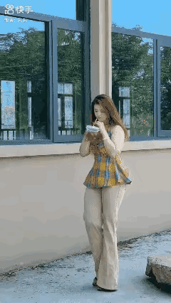 在网上看到这段视频，美丽动人的姑娘行走其间突然两脚踢头，再来个单手撑地180度旋