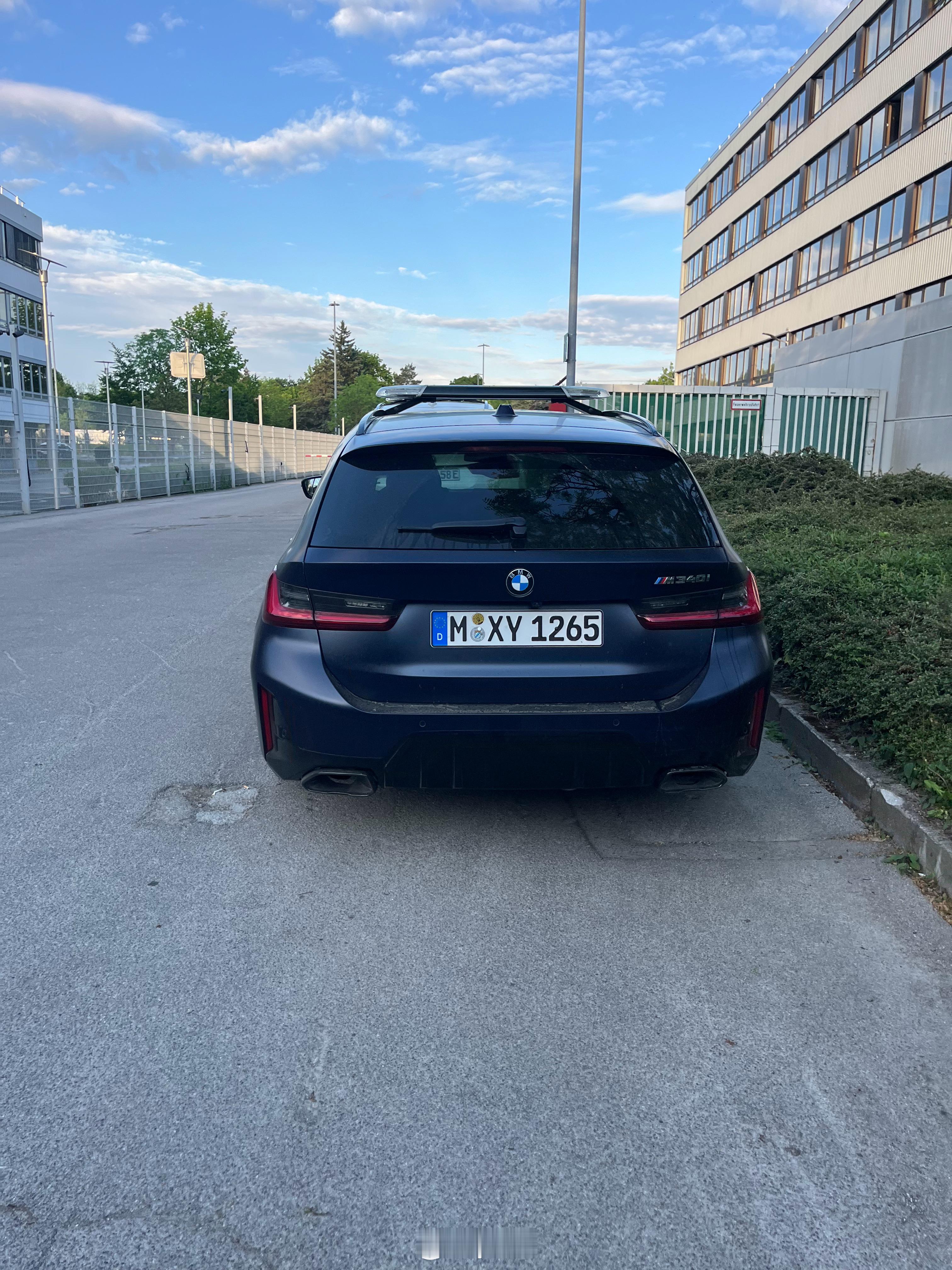 在宝马当保安不错啊，还能开M340iyz77聊车