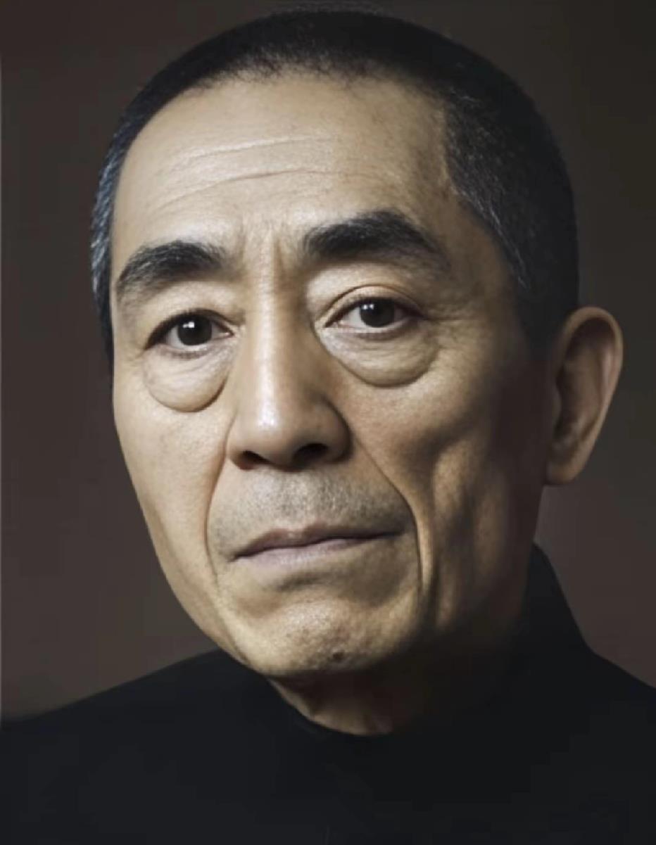 76岁张艺谋，8月10日那天发了条微博。
只有几十个字，为一位叫秦焰的演员送别。