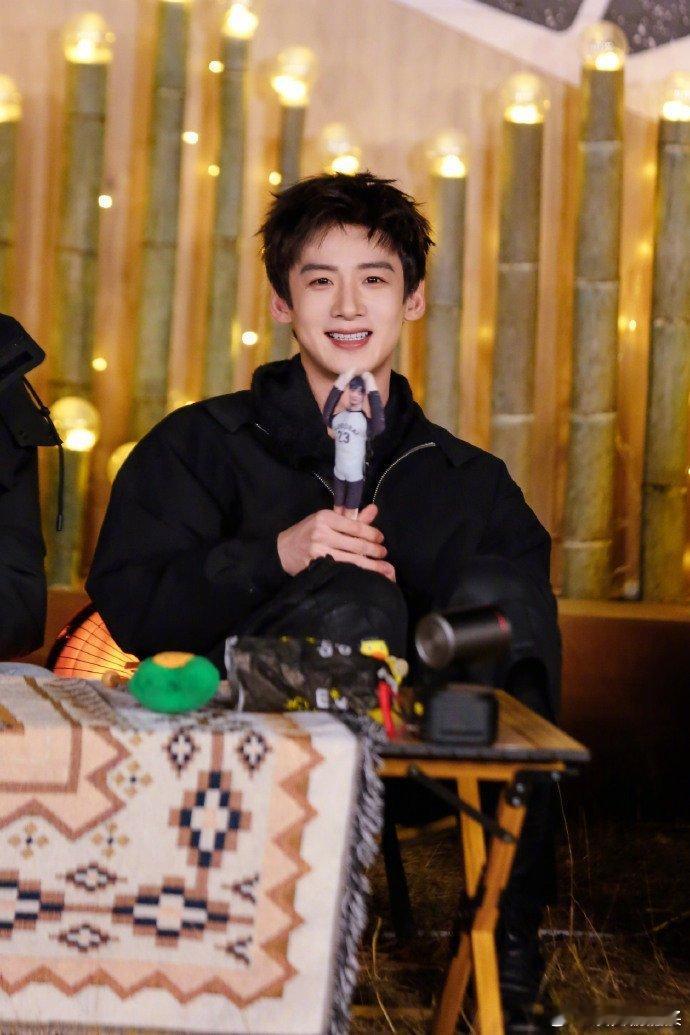 白敬亭才是真正的难哄白敬亭全程被揍，黄景瑜胡先煦冰哥轮流拿捏，输到怀疑人生 