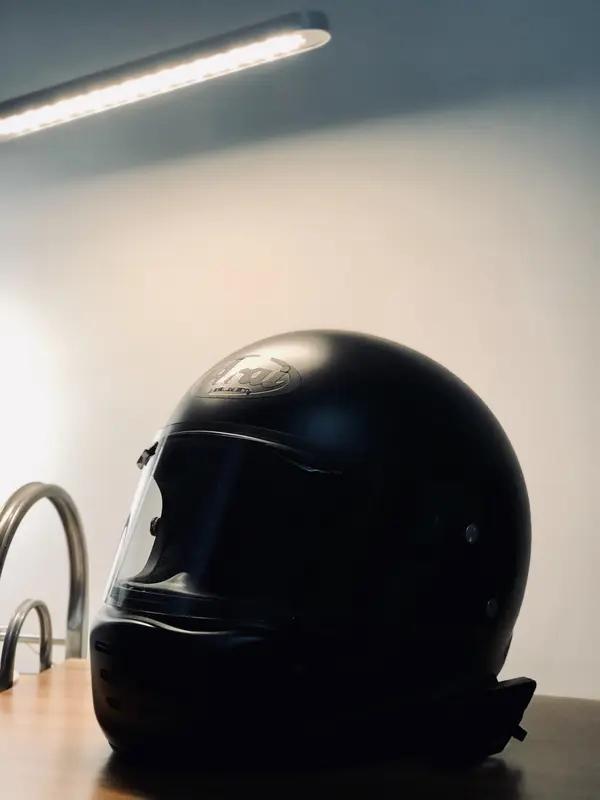 近日浙江，男子晚上骑电车老是遇到开远光的，于是就花80元买了一个“抗远光头盔”，