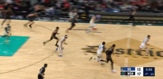 NBA赛场镜头：面对克莱的防守，普尔一个假动作将克莱定在原地，低手上篮得分！
 