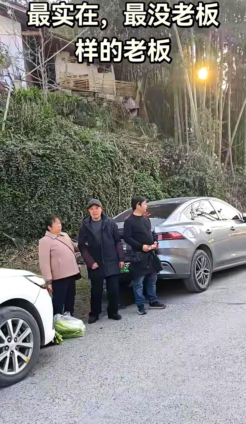 身价预估十几亿的顶流大佬，出门连个专车司机都不配？这反差感简直绝了！
就这两天，