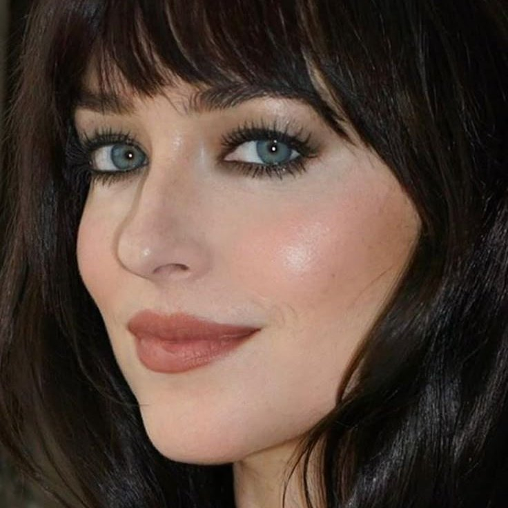 达妹Dakota Johnson表示，每天睡14小时是她美丽秘诀：“我如果睡不到