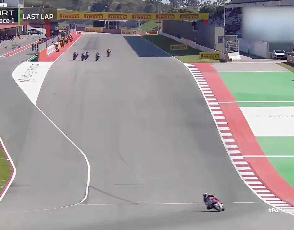 再次看到张雪机车一骑绝尘的画面，真的太牛了！张雪机车带来的3.685妙碾压式一骑