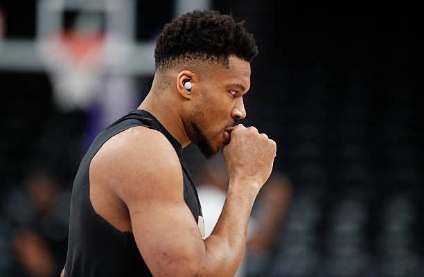 字母哥这是彻底要和雄鹿闹上了“ 有人跑来告诉我不要上场比赛或者不要参加比赛 这简