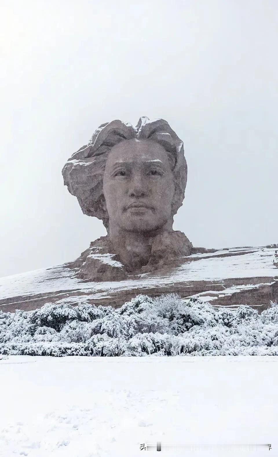 省城长沙下雪啦！
“北国风光，千里冰封，万里雪飘。
………
俱往矣，数风流人物，